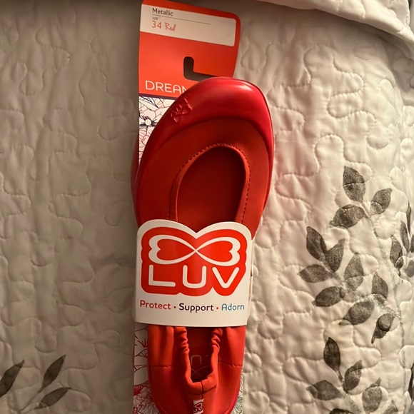 1/$10 or 2/$15 LUV DREAM FLATS Metallic Red Euro size 34 (2.5) - Picture 3 of 5